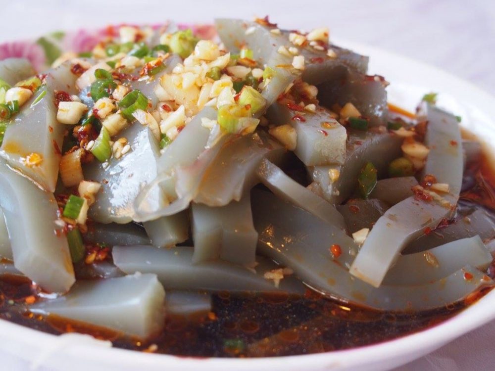 これの料理名は覚えていません、たぶん豌豆粉かな？しかし雲南省の豌豆粉は黄色です。料理名不明、冷たくて辛い！-in麗江。
