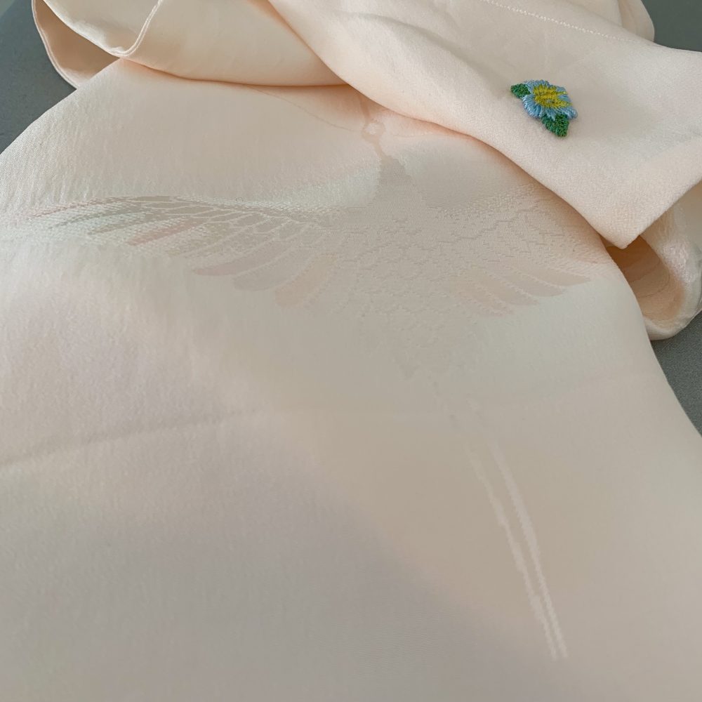 正絹の鶴柄の長襦袢で作った枕カバーに刺繍のお花がワンポイント飾り